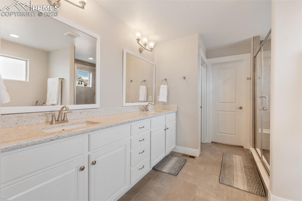 Image 43 of 50: Bathroom