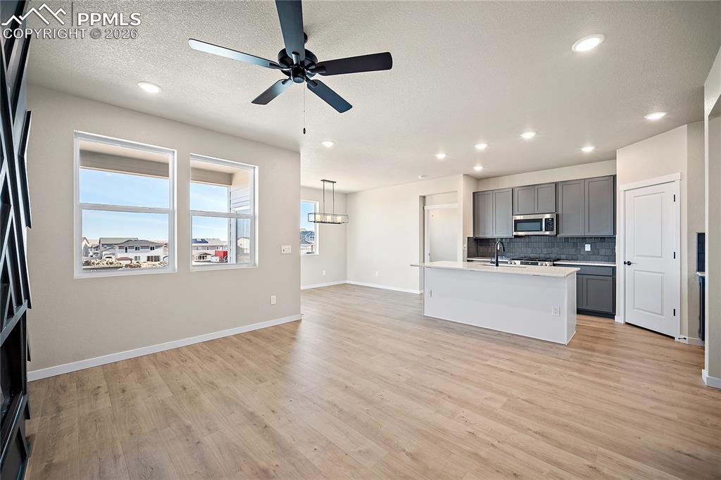 Image 14 of 33: Kitchen