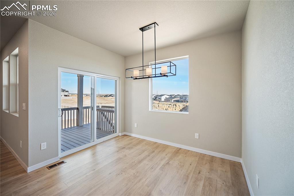 Image 19 of 33: Dining Area