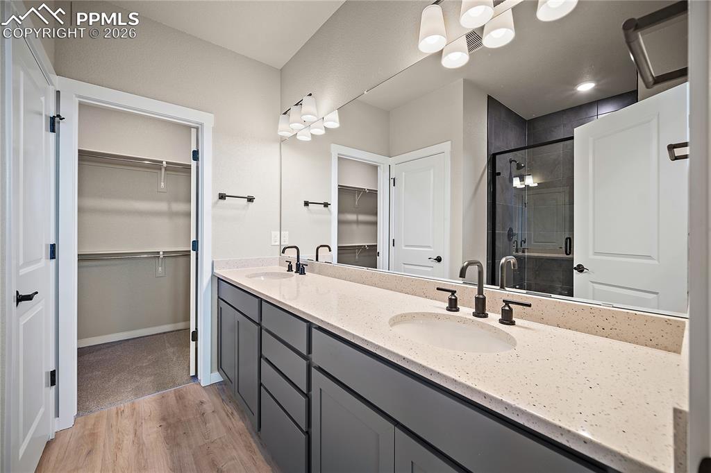 Image 23 of 33: Bathroom