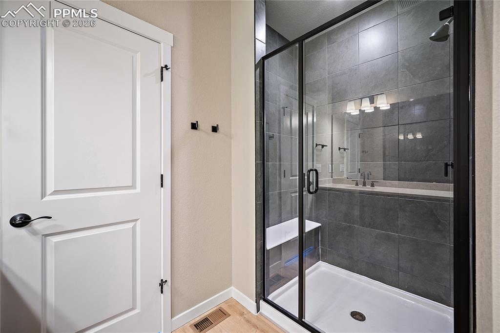 Image 24 of 33: Bathroom