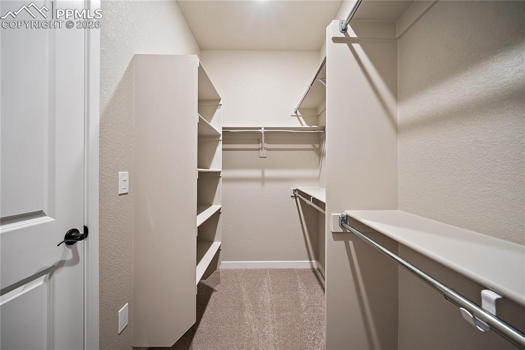 Image 26 of 33: Closet