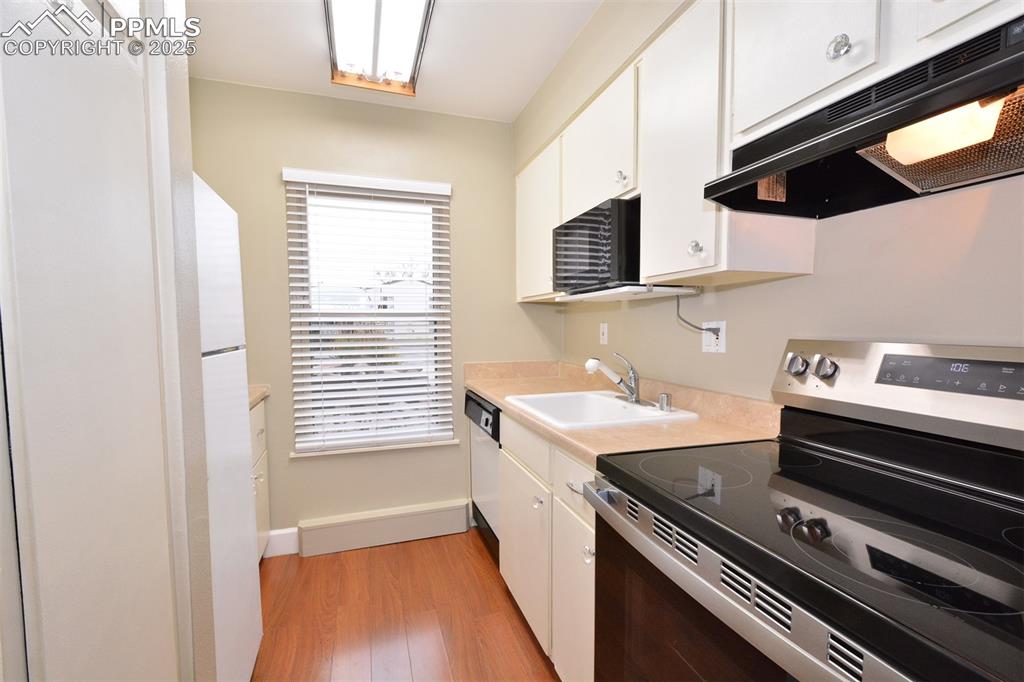 Image 10 of 24: Kitchen