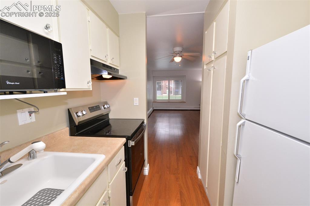 Image 11 of 24: Kitchen