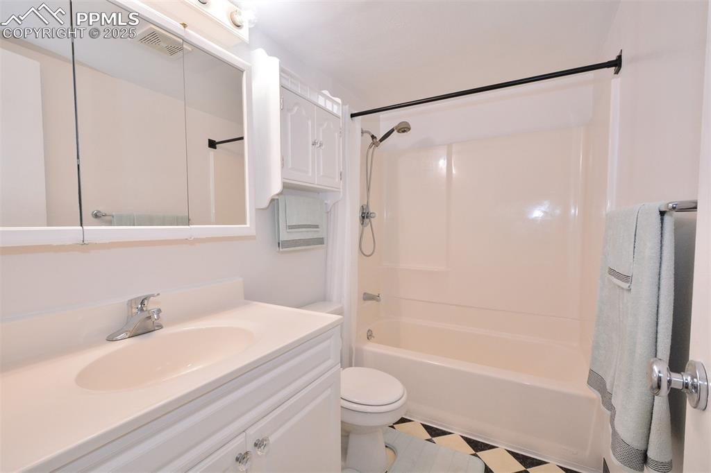 Image 17 of 24: Bathroom