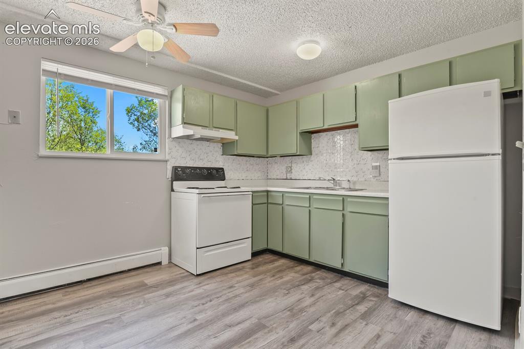 Image 7 of 26: Kitchen
