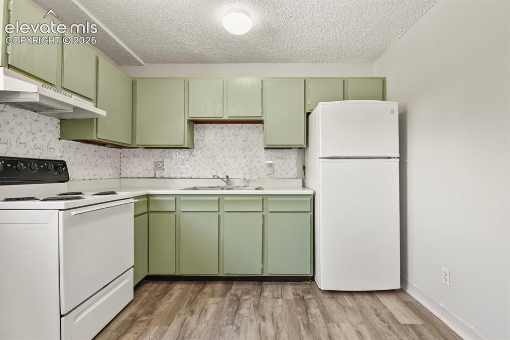 Image 8 of 26: Kitchen