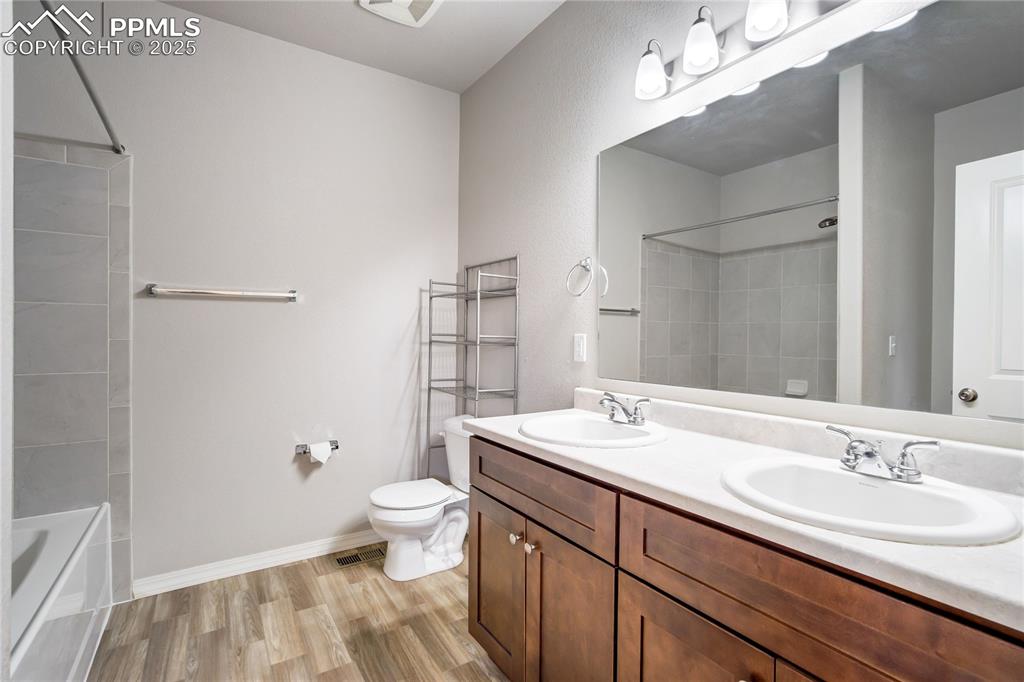 Image 14 of 40: Bathroom