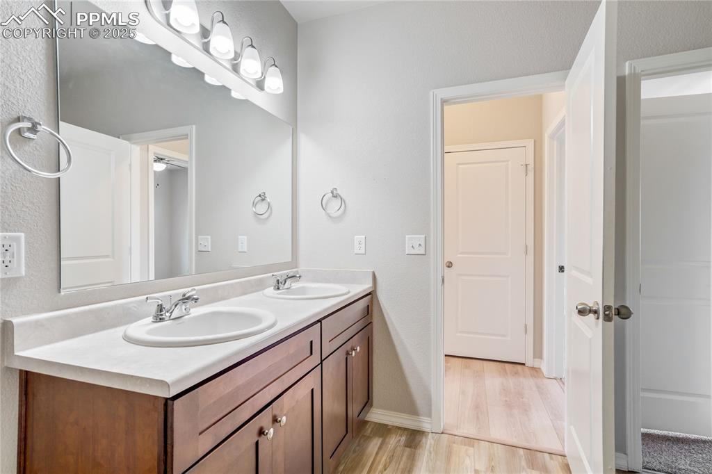 Image 15 of 40: Bathroom