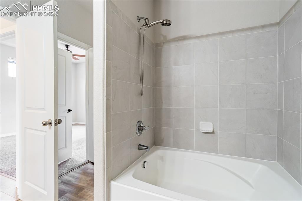 Image 16 of 40: Bathroom