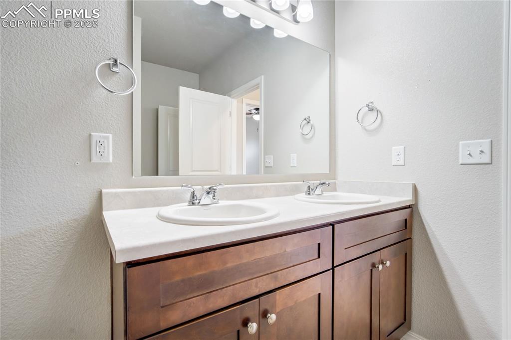 Image 25 of 40: Bathroom
