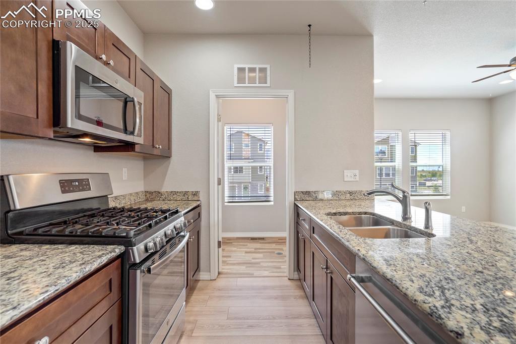 Image 7 of 40: Kitchen