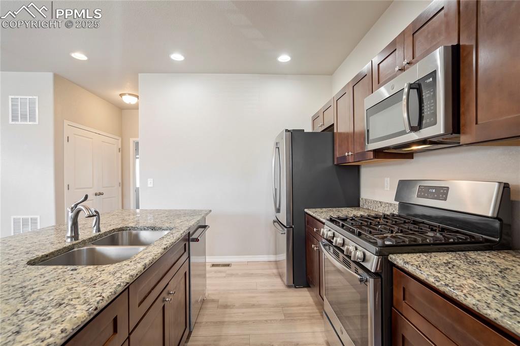 Image 8 of 40: Kitchen