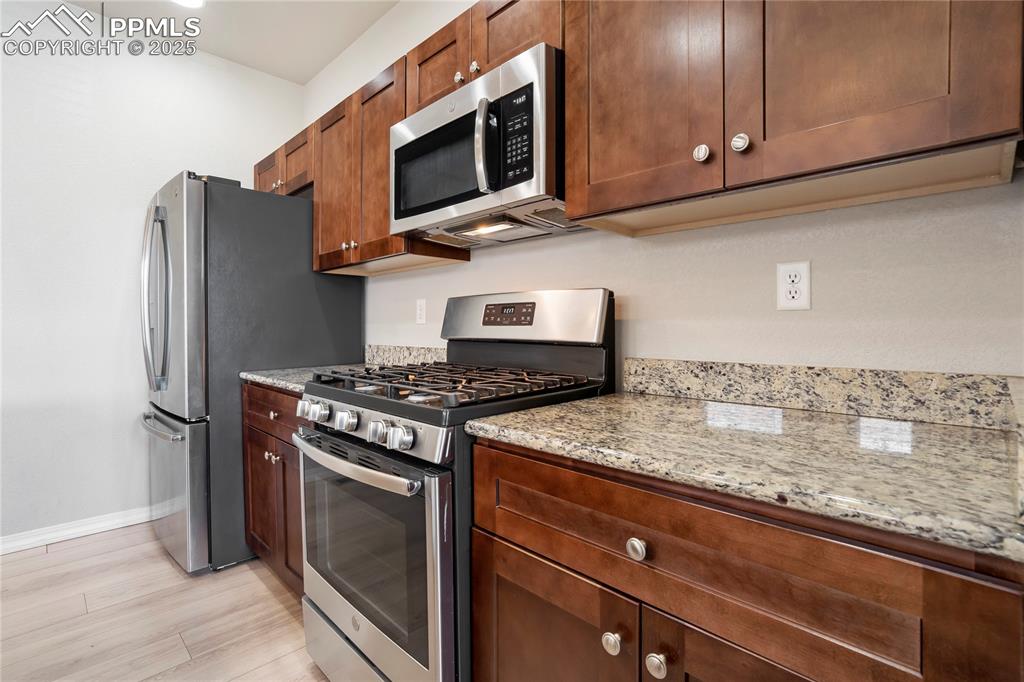 Image 9 of 40: Kitchen