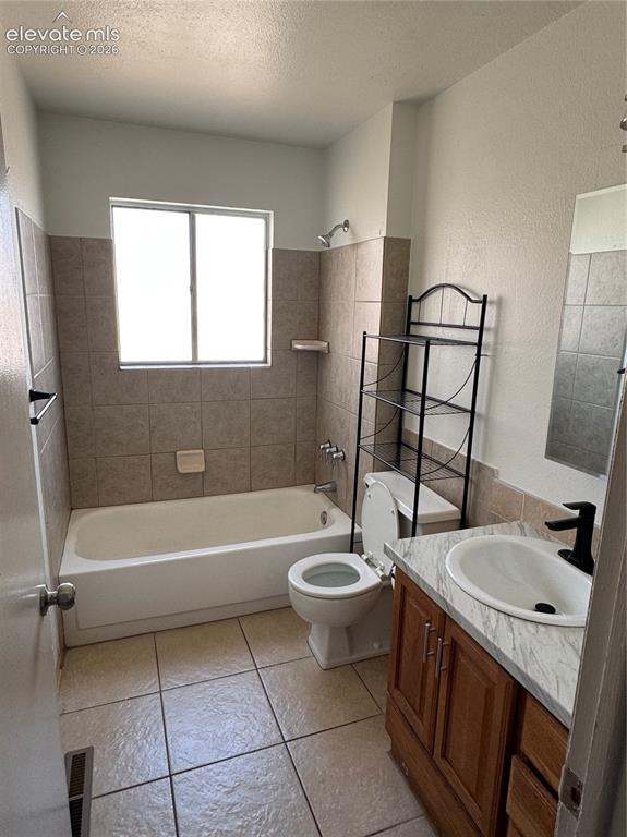 Image 11 of 12: Bathroom