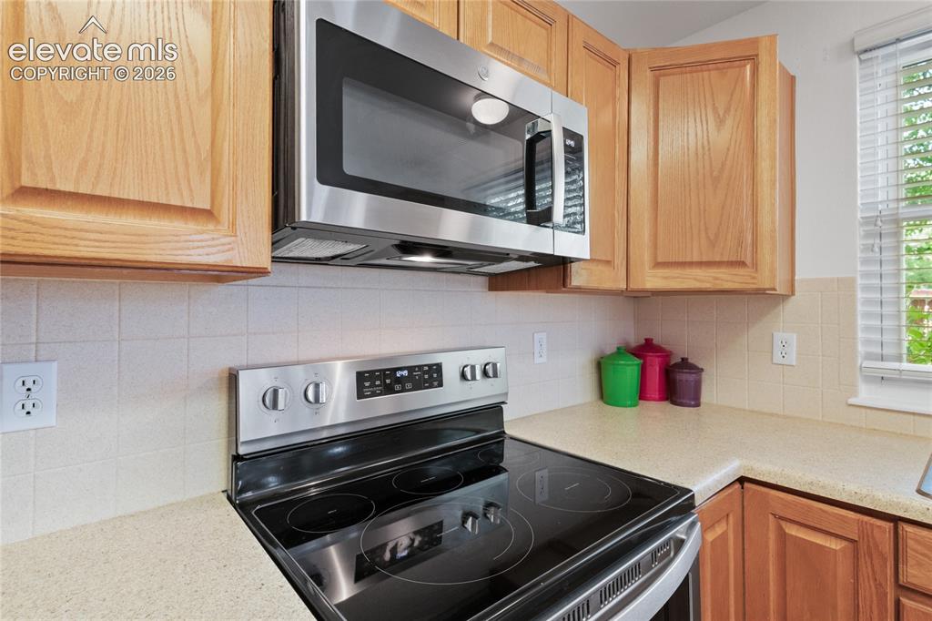 Image 13 of 50: Kitchen