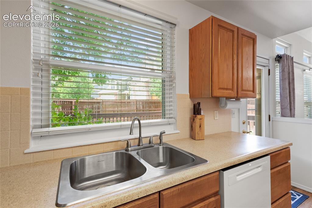 Image 14 of 50: Kitchen