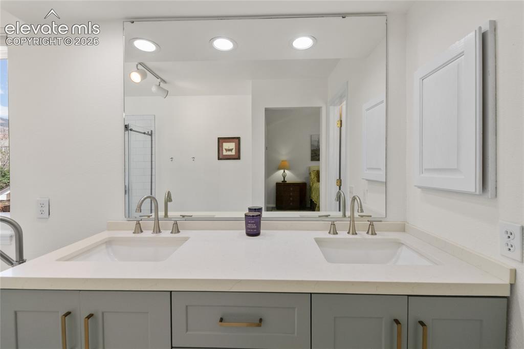 Image 25 of 50: Newly updated Primary 5 piece bath