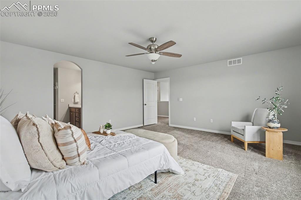 Image 27 of 44: Bedroom