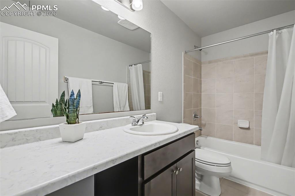 Image 33 of 44: Bathroom