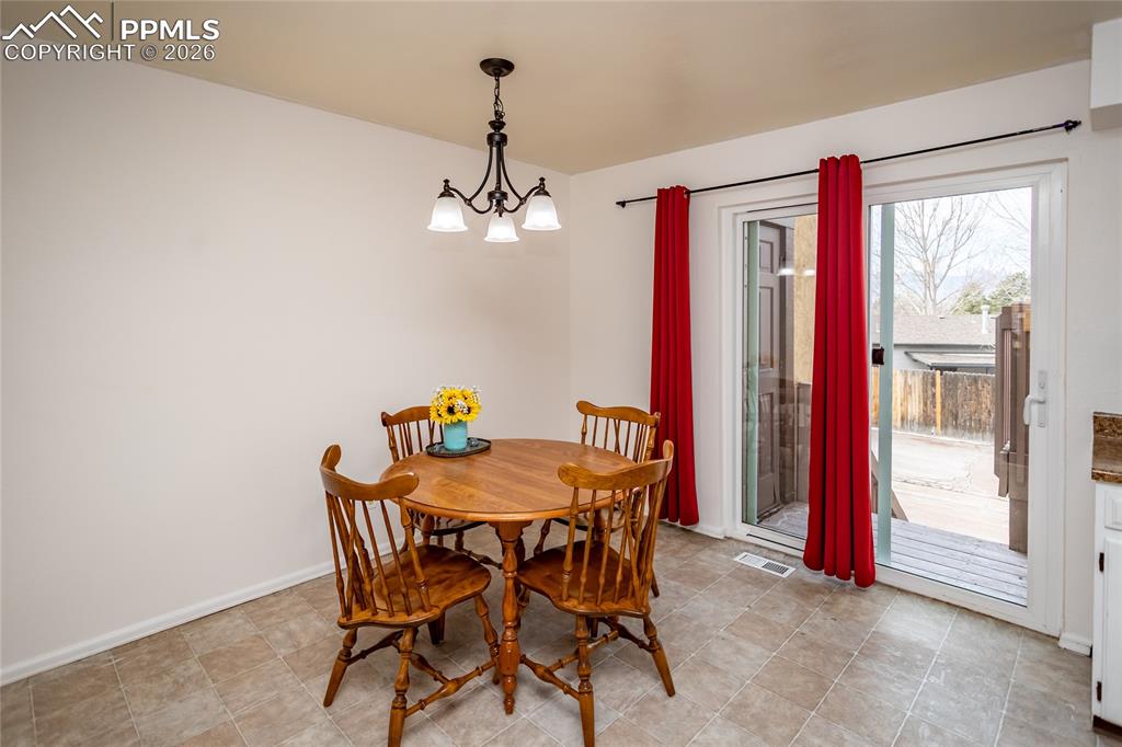 Image 14 of 30: Dining Area