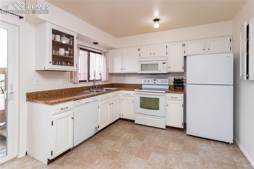 Image 15 of 30: Kitchen