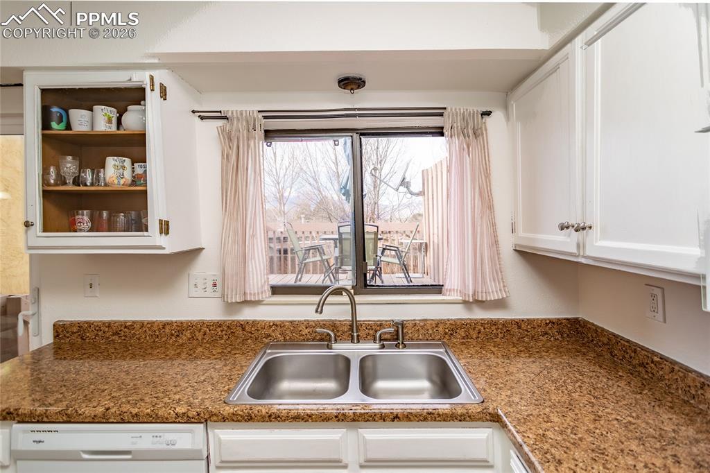 Image 16 of 30: Kitchen