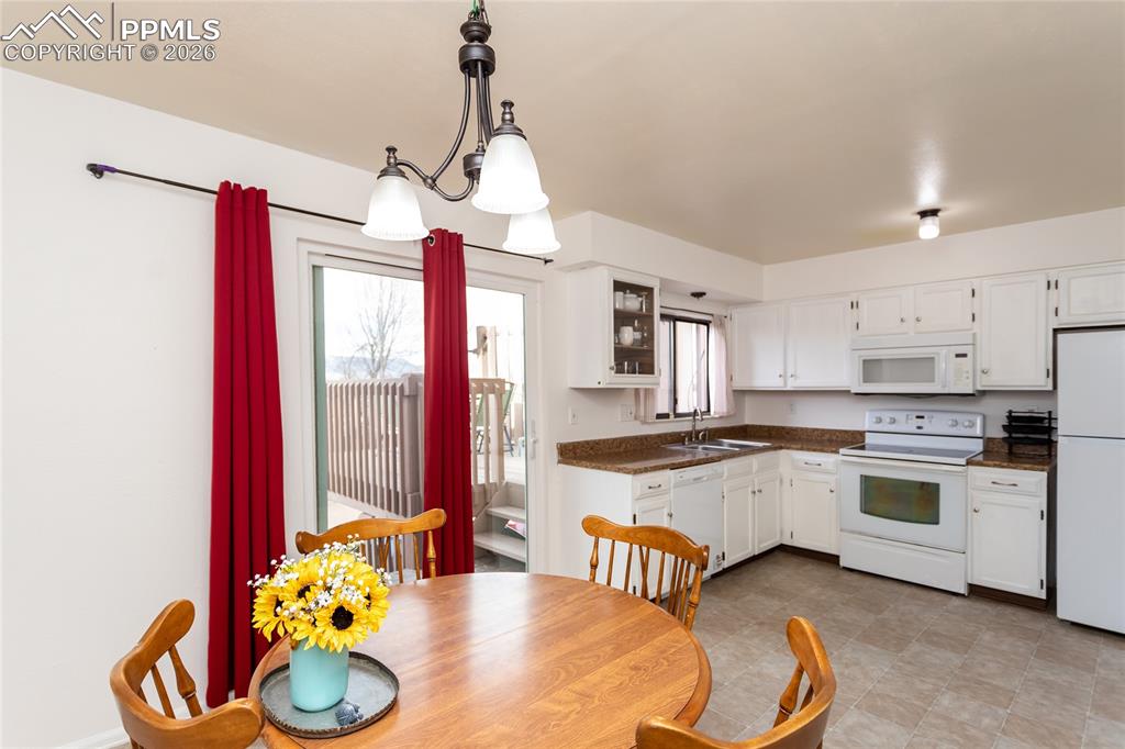 Image 17 of 30: Kitchen