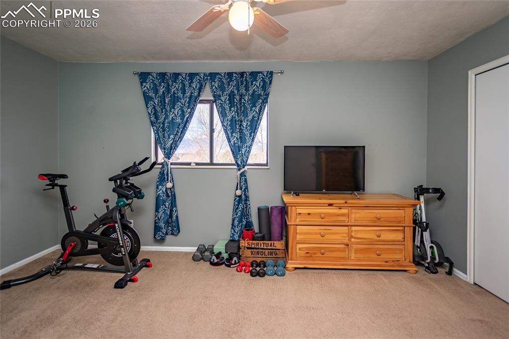 Image 18 of 30: Bedroom