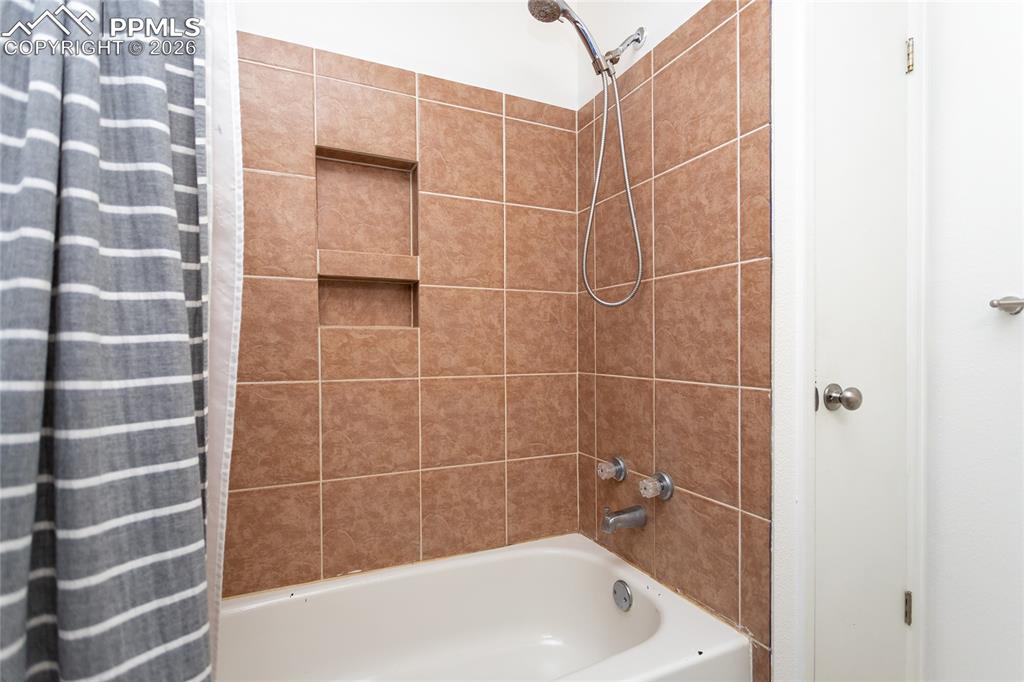 Image 23 of 30: Bathroom