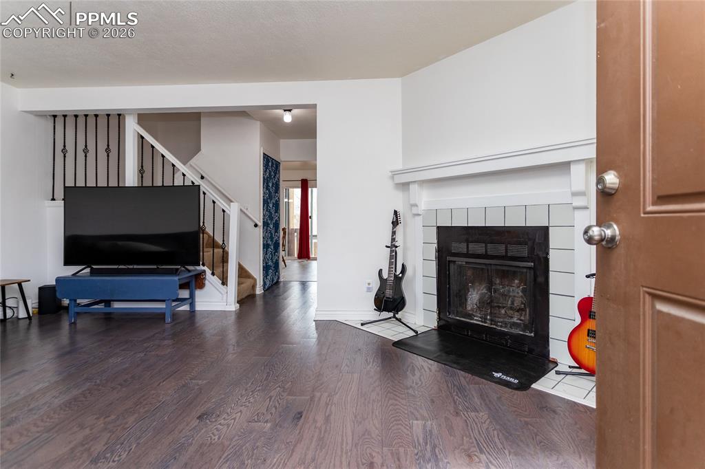 Image 6 of 30: Living Room