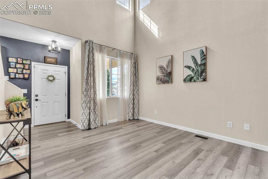 Image 4 of 26: Foyer entrance