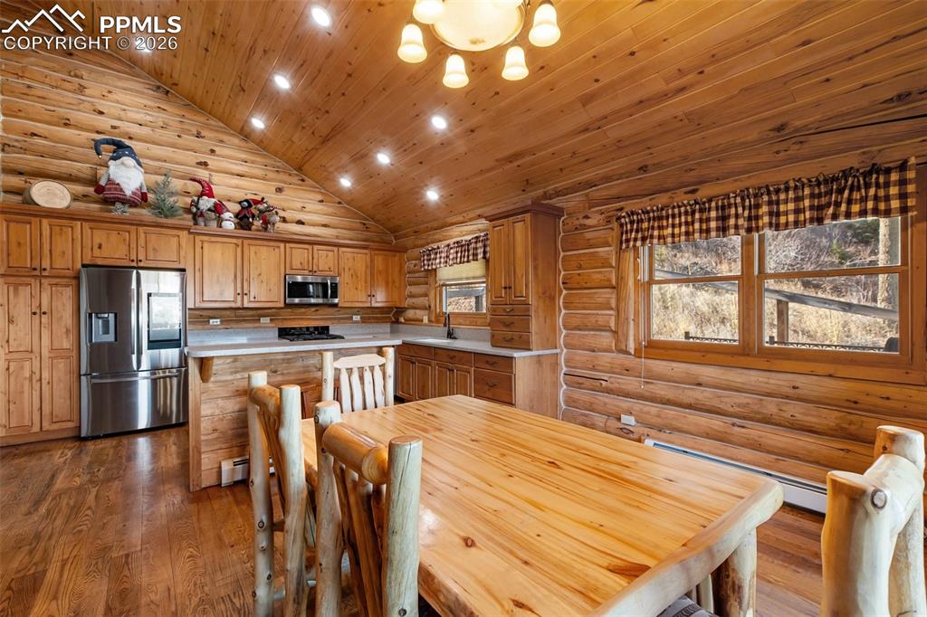 Image 11 of 50: Dining Area