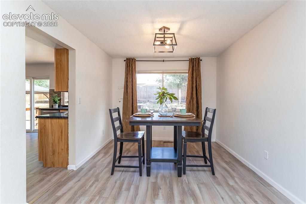Image 10 of 50: Dining Area