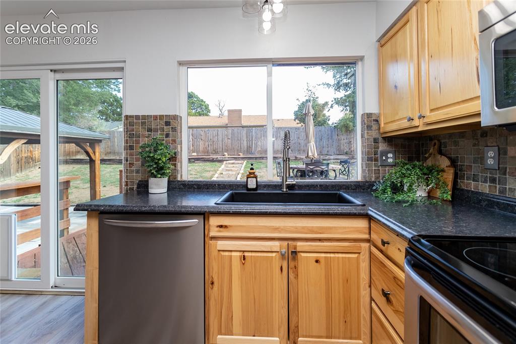 Image 12 of 50: Kitchen