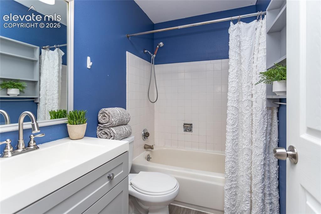 Image 16 of 50: Bathroom
