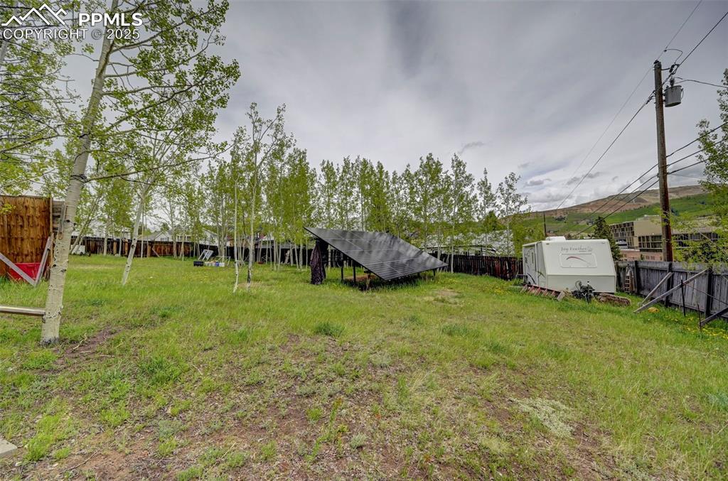 Image 25 of 26: Yard