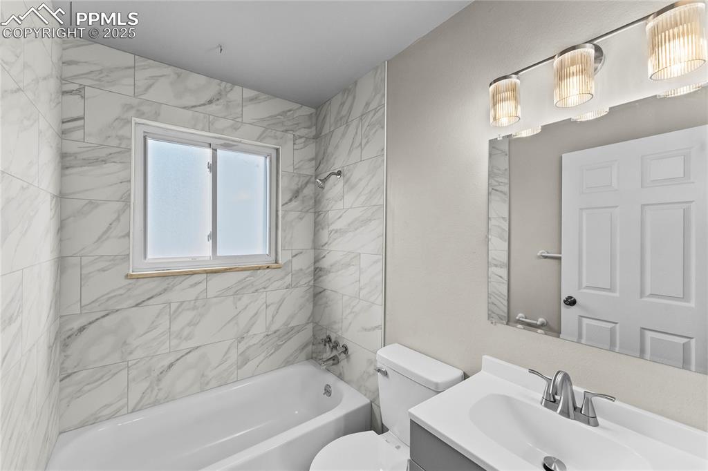 Image 14 of 29: Bathroom