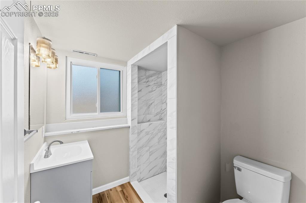 Image 23 of 29: Bathroom