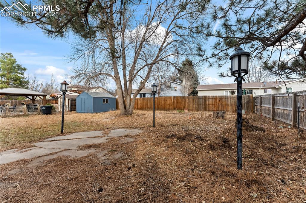 Image 28 of 29: Yard