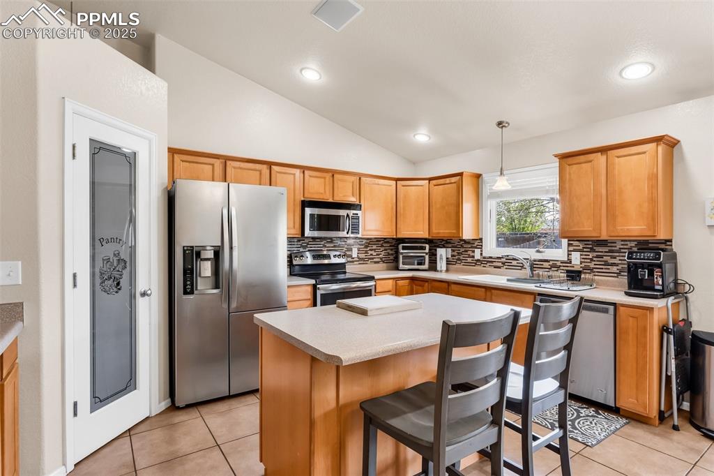 Image 10 of 50: Kitchen