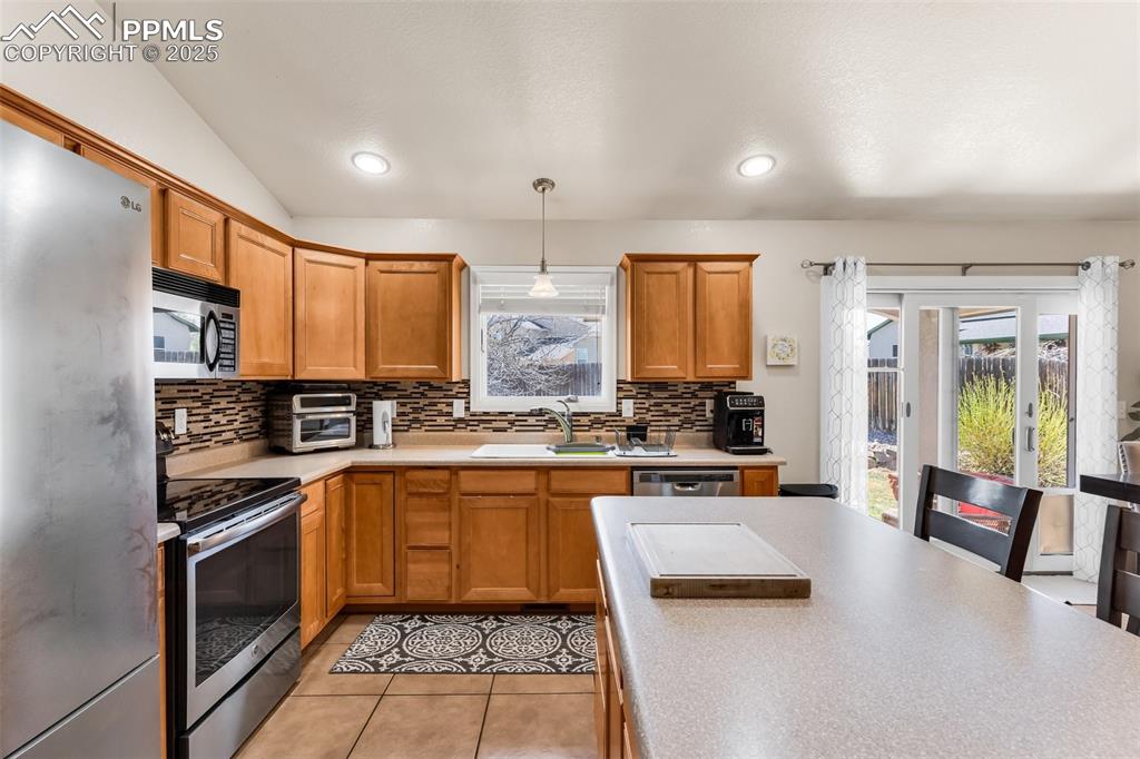 Image 12 of 50: Kitchen