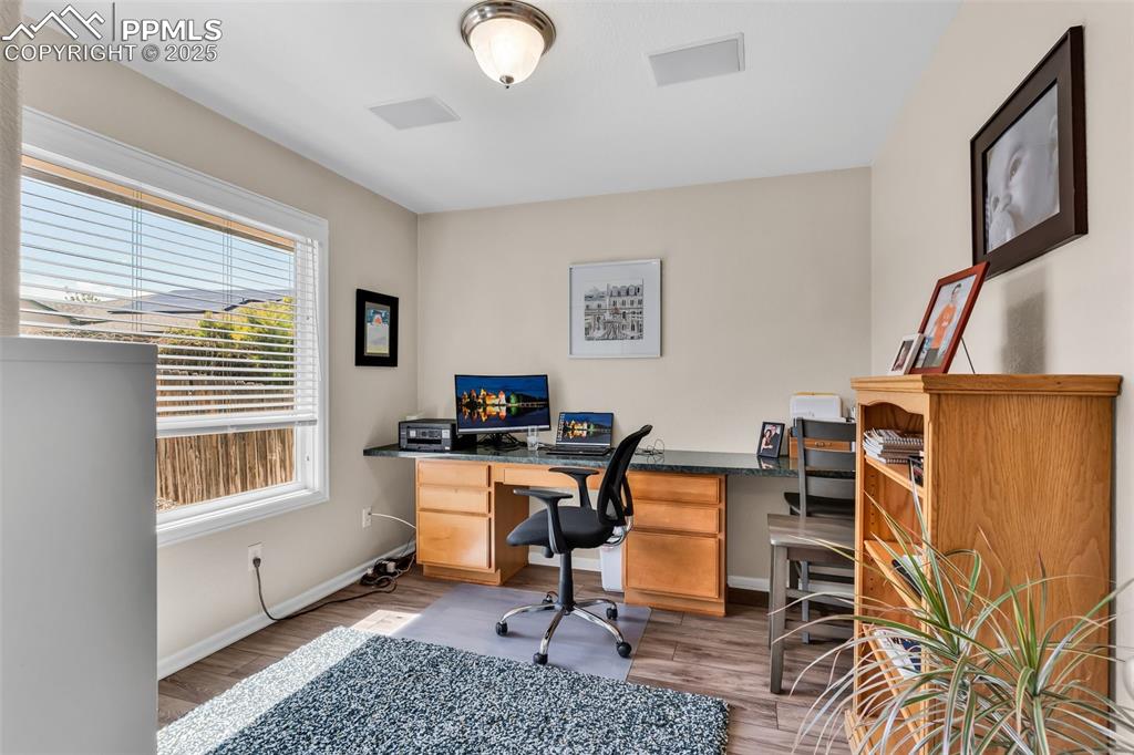 Image 14 of 50: Office