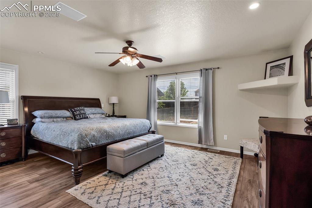 Image 15 of 50: Bedroom