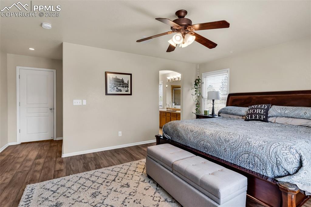 Image 16 of 50: Bedroom