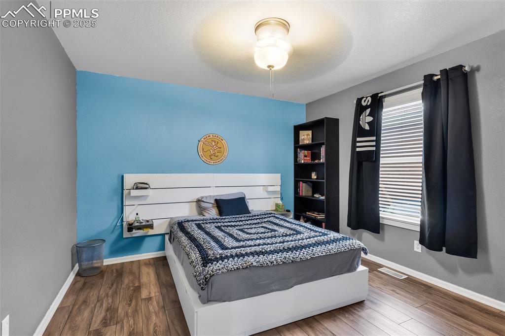 Image 19 of 50: Bedroom