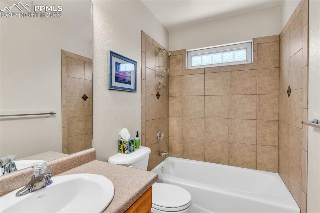 Image 20 of 50: Bathroom