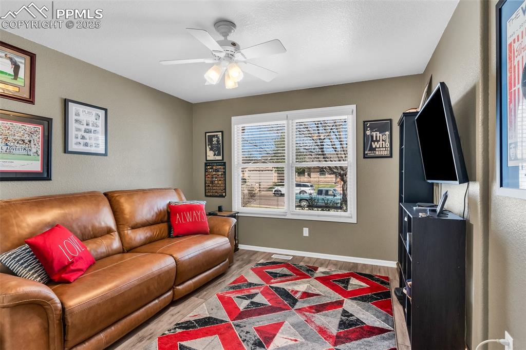 Image 21 of 50: Living Room