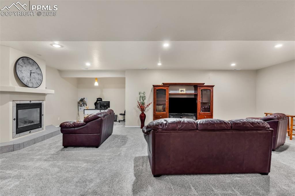 Image 25 of 50: Living Room