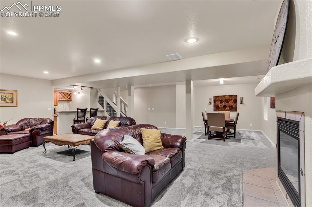 Image 27 of 50: Living Room